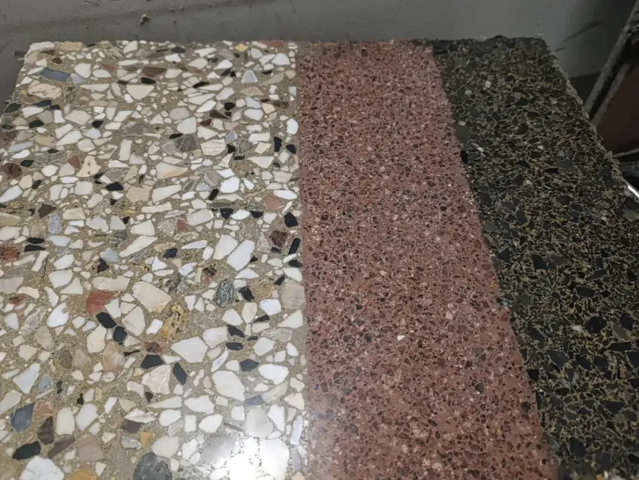 Trzy rodzaje lastryko: jasne z kamyczkami, czerwone i ciemne. Idealne do uzupełnienia ubytków w lastryko.
