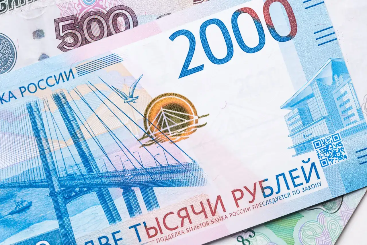 Dwa banknoty: 2000 rubli rosyjskich z mostem i budynkiem, oraz 500 rubli.