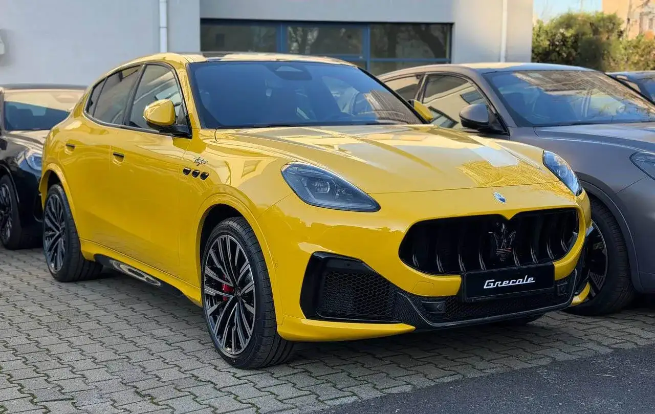Żółty Maserati Grecale na parkingu. Sprawdź aktualną maserati cena i wybierz swój wymarzony samochód.
