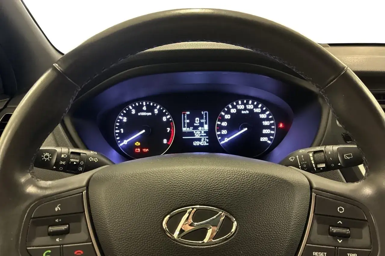 Varninglampor lyser p&aring; instrumentpanelen p&aring; en Hyundai i20, vilket indikerar ett problem.
