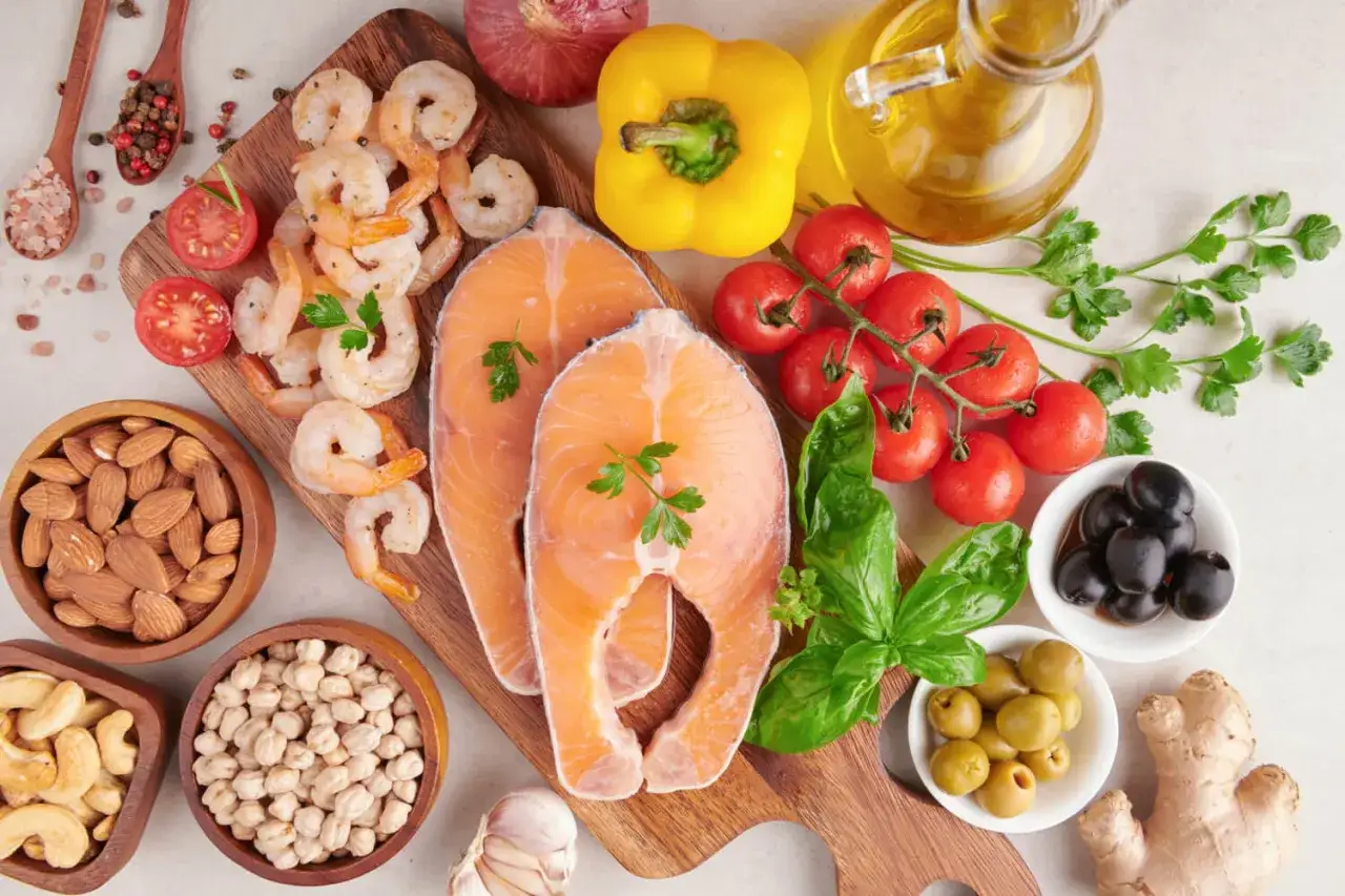 Łosoś, krewetki, orzechy i oliwki – składniki bogate w omega-3. Ich niedobór objawy mogą być różne, ale te produkty pomogą je zwalczyć.