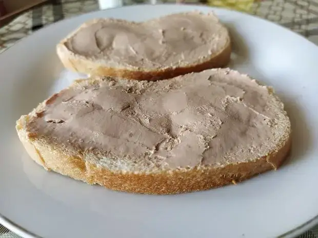 pies patrzy na kanapkę z pasztetem