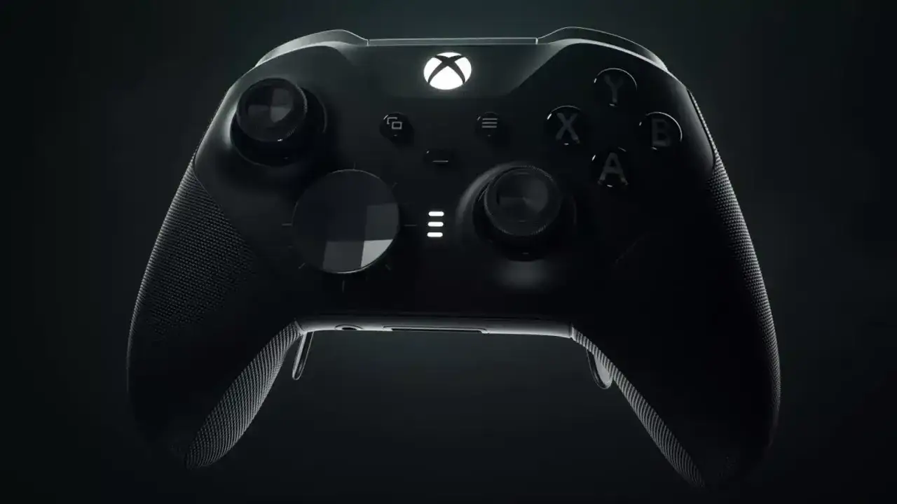 Elegancki, czarny kontroler Xbox Elite Series 3 z podświetlonym logo Xbox.