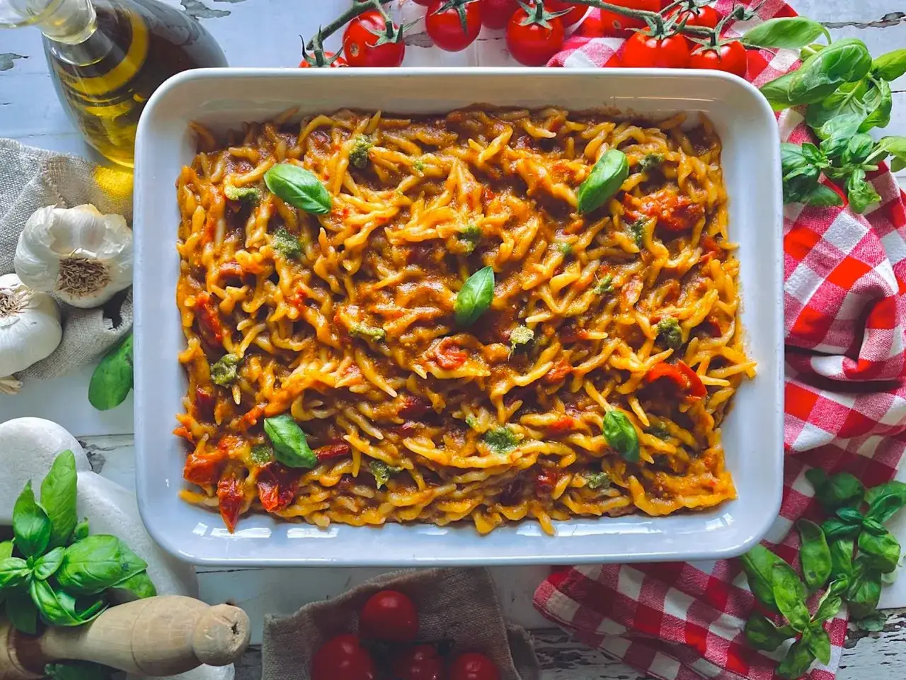 Un invitante piatto di pasta alla Portofino, condita con pomodorini, basilico fresco e un filo d'olio d'oliva.