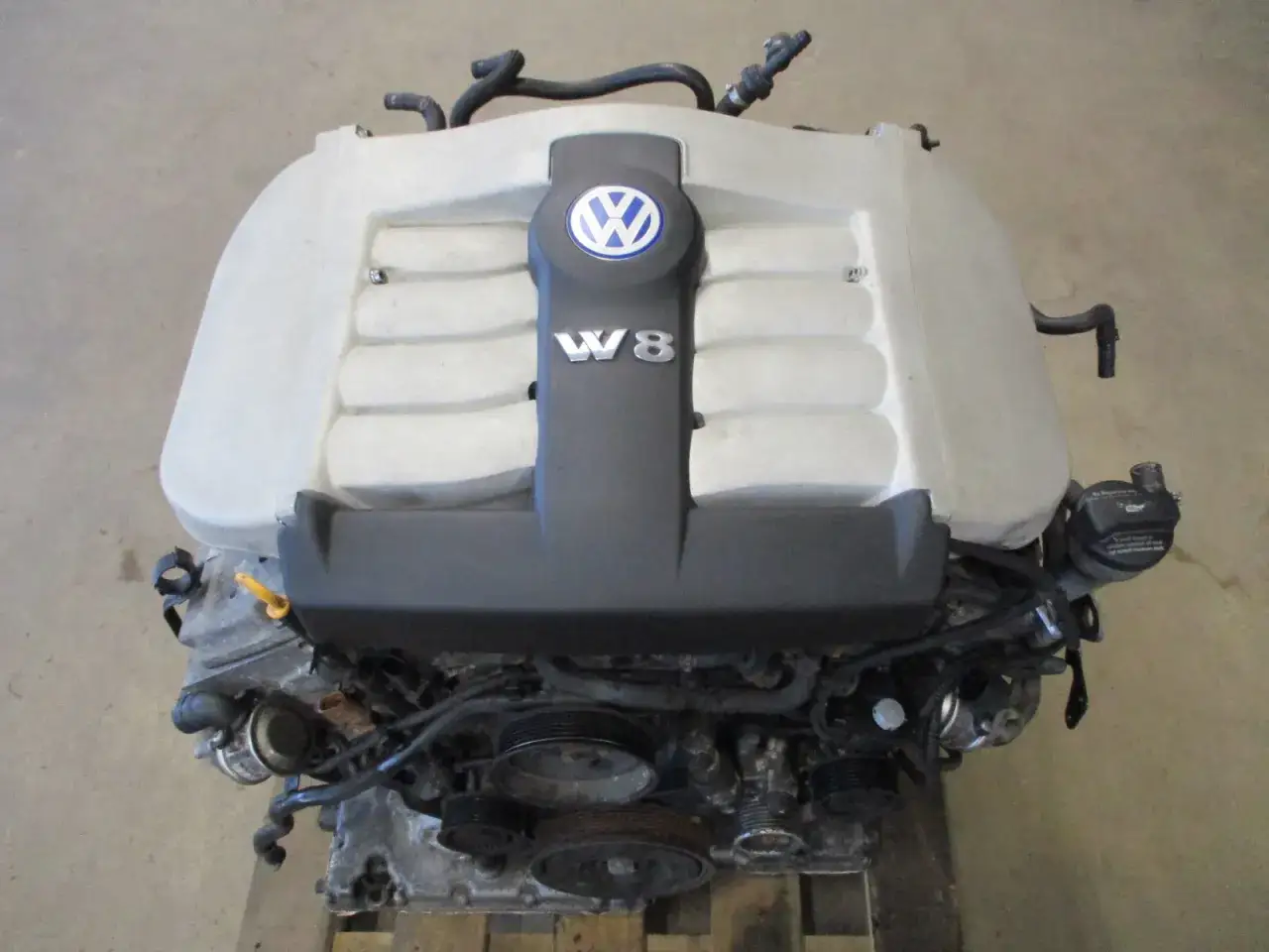 Silnik Volkswagen w8, potężna jednostka napędowa z charakterystycznym logo i oznaczeniem.
