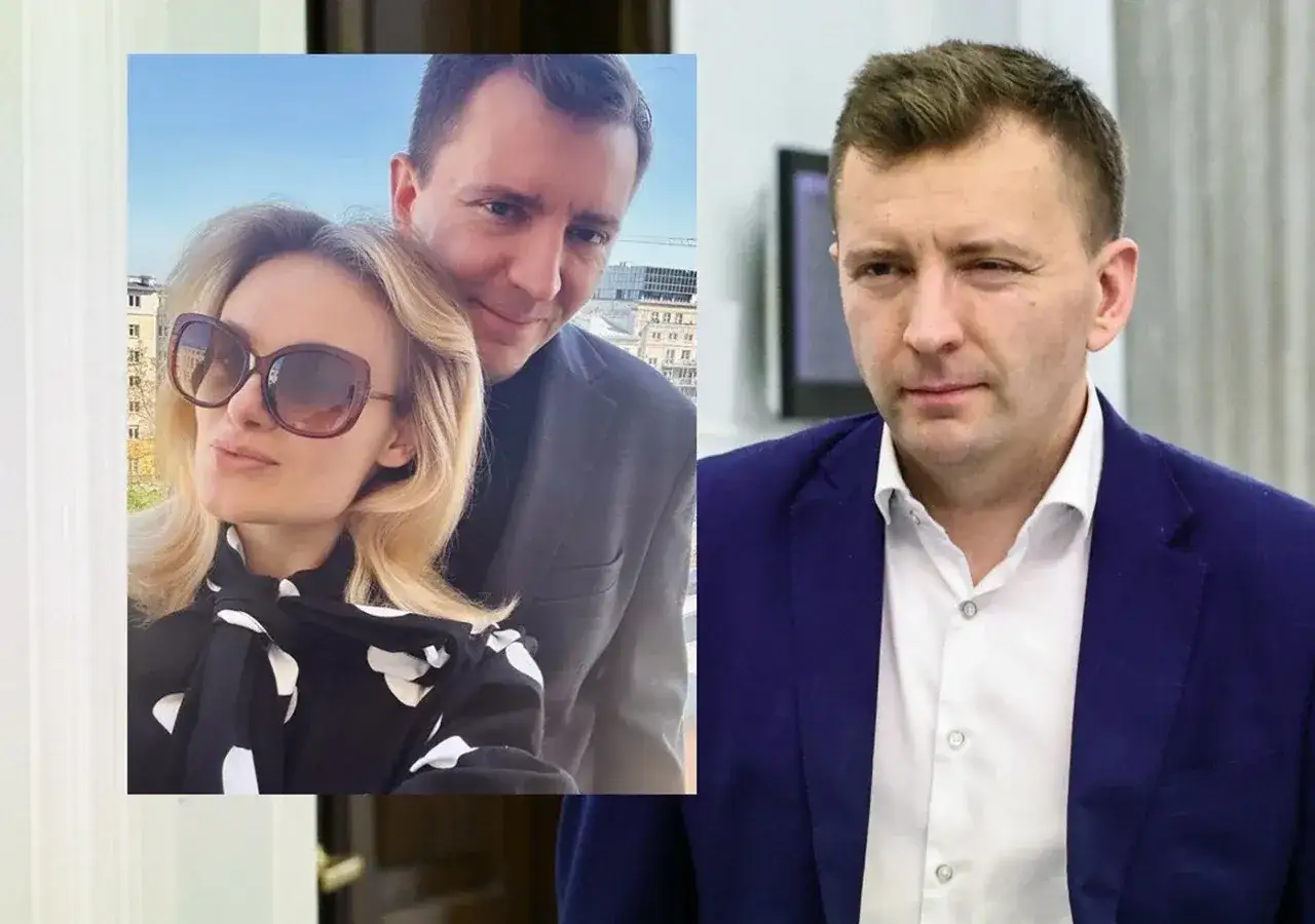 Łukasz Schreiber z żoną na zdjęciu selfie, obok polityk w garniturze.