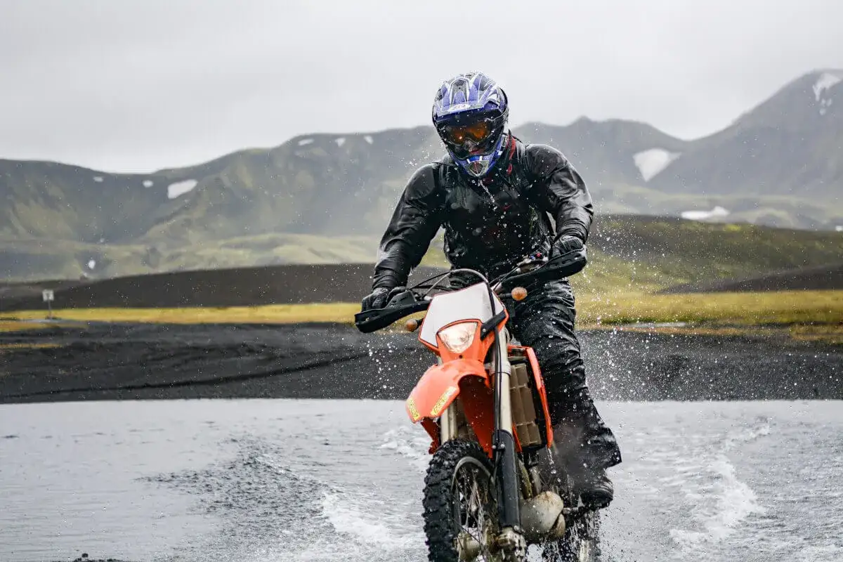motocyklista w kominiarce i kasku