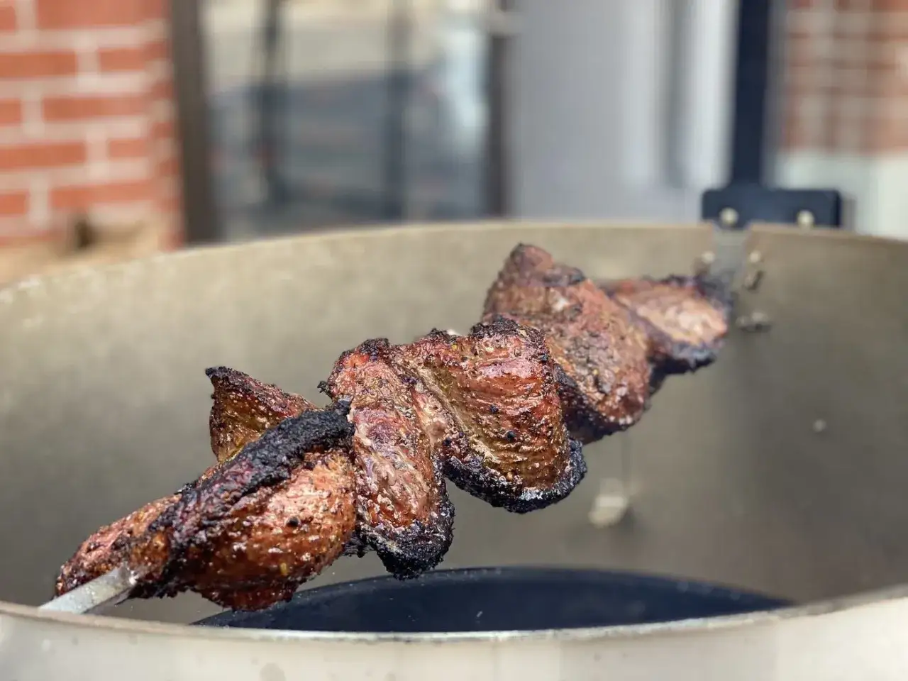Brochettes de picanha grillée, une recette savoureuse pour un barbecue réussi. La viande est dorée et juteuse.
