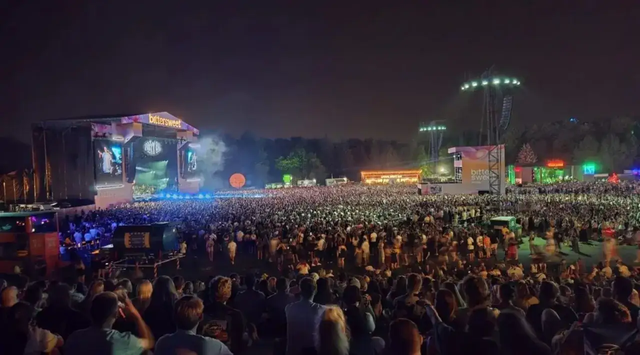 Ogromny tłum na koncercie w Polsce. Na scenie widać logo 