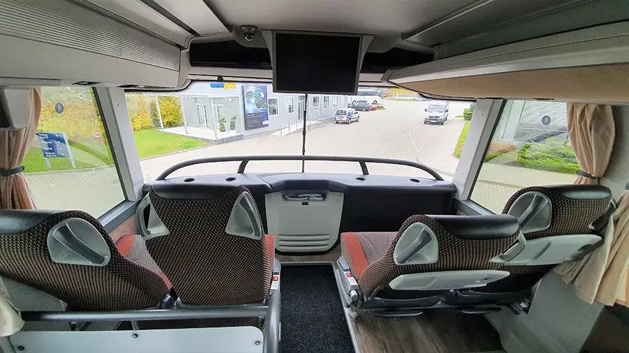 nowoczesny autokar piętrowy wnętrze
