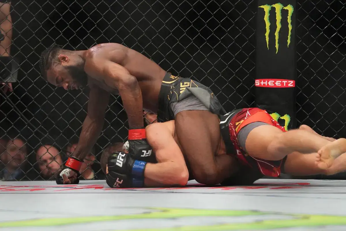 En MMA-match där Bruno Silva dominerar sin motståndare på marken i oktagonen.