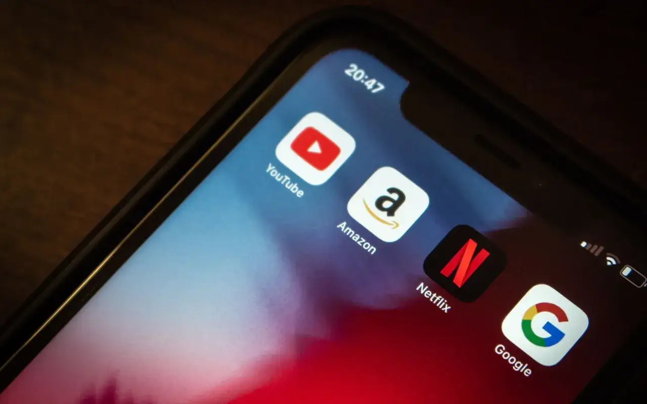 Ikony aplikacji YouTube, Amazon, Netflix i Google na ekranie smartfona. Czy to zapowiedź nowego podatku cyfrowego?