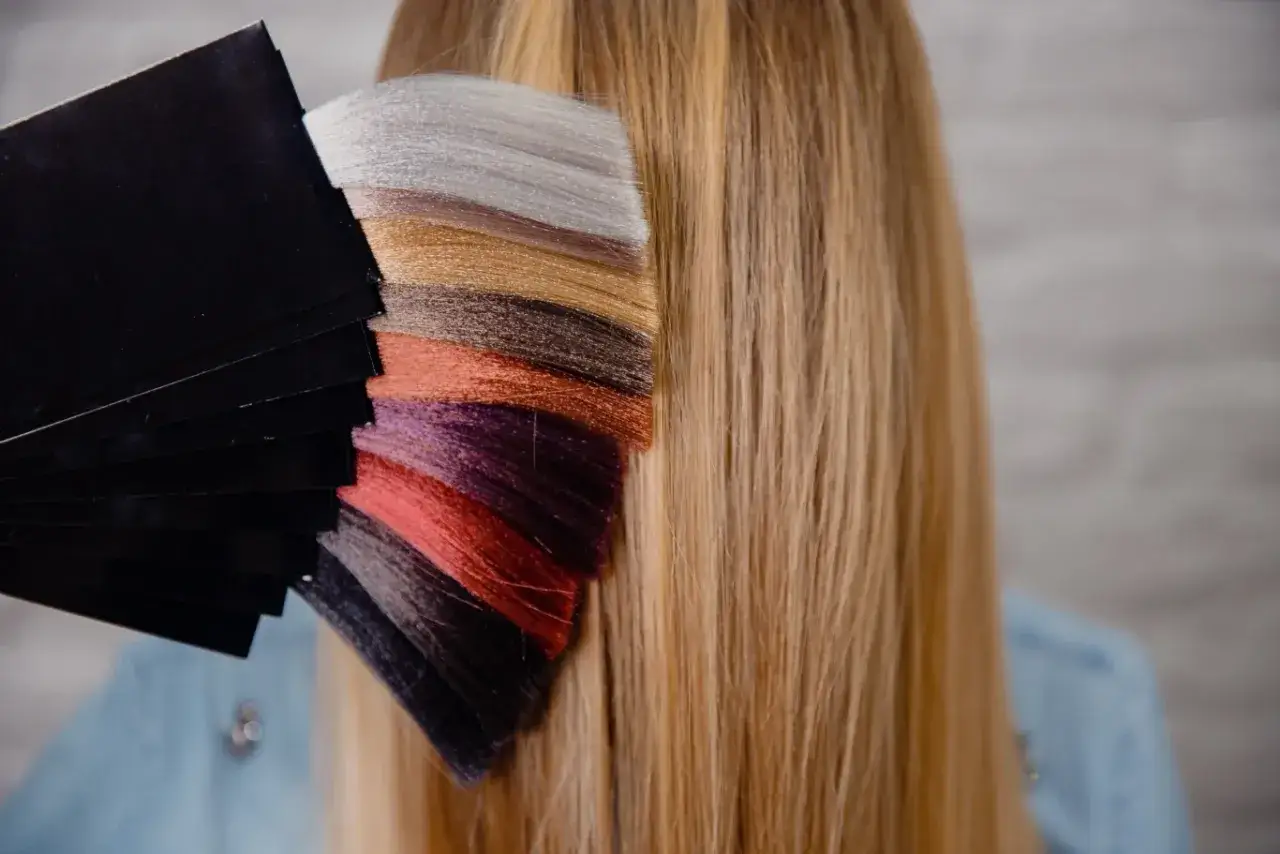 Paleta kolorów włosów z odcieniami od platyny po fiolet, obok blond włosów. Idealne do stworzenia modnych, chunky highlights.