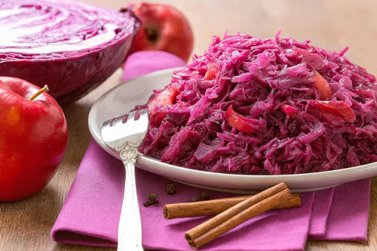 D&eacute;licieuse recette chou rouge aux pommes, avec b&acirc;tons de cannelle et clous de girofle. Un plat color&eacute; et savoureux.