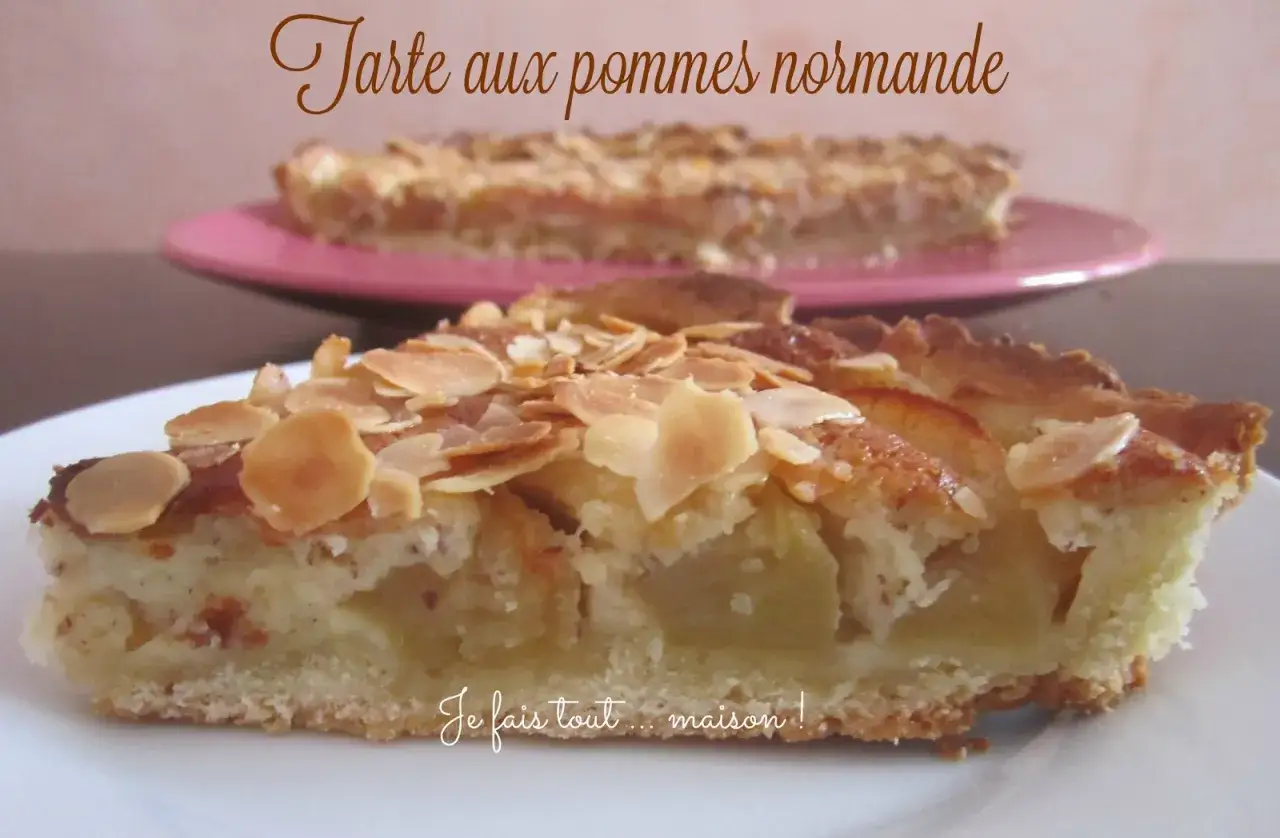 Tranche de tarte normande aux pommes, garnie d'amandes effilées. Une gourmandise faite maison !