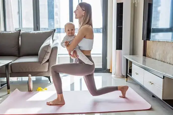 Kobieta po porodzie naturalnym ćwiczenia