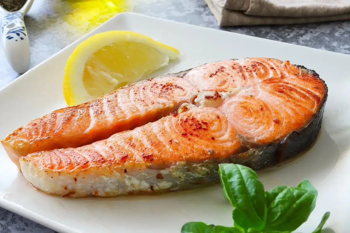 Filete de salm&oacute;n a la plancha con lim&oacute;n y albahaca, perfecto para tus recetas de salm&oacute;n.