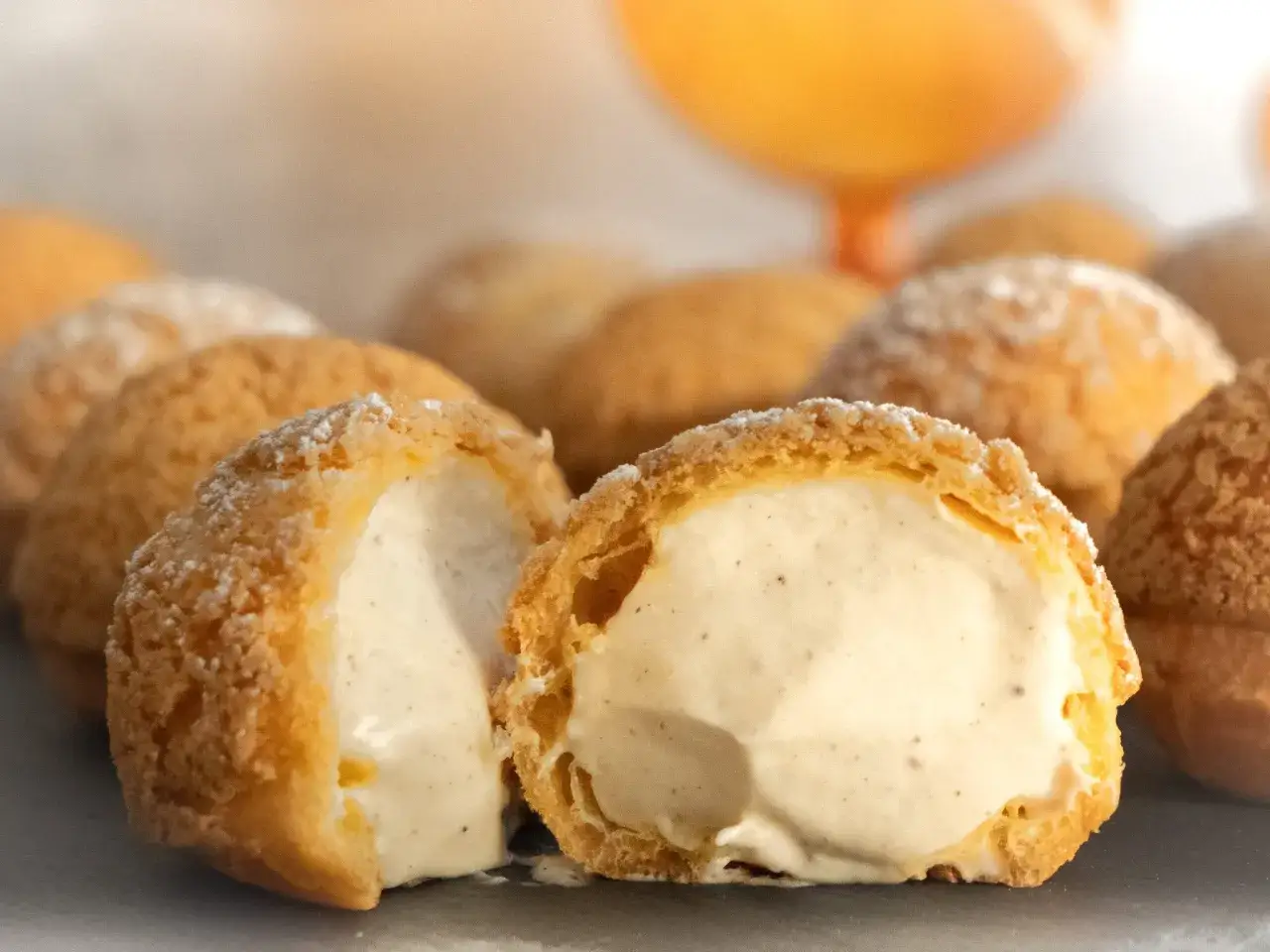 Choux garnis d'un cr&eacute;meux vanille onctueux, inspir&eacute; par la recette cr&eacute;meux vanille Michalak. Un d&eacute;lice &agrave; savourer !
