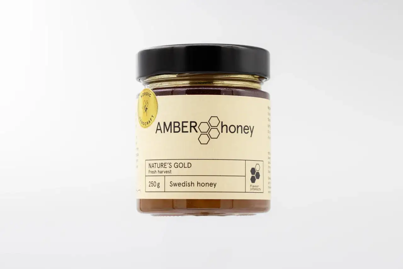 En burk Amber Honey, svensk honung. Naturens guld, nyttigt och gott.