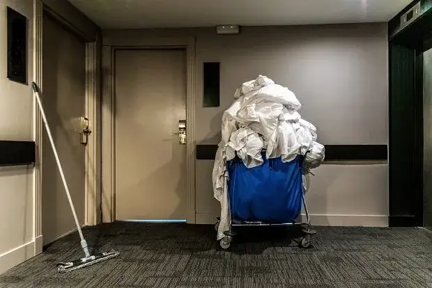 znak zakazu zabierania ręczników z hotelu
