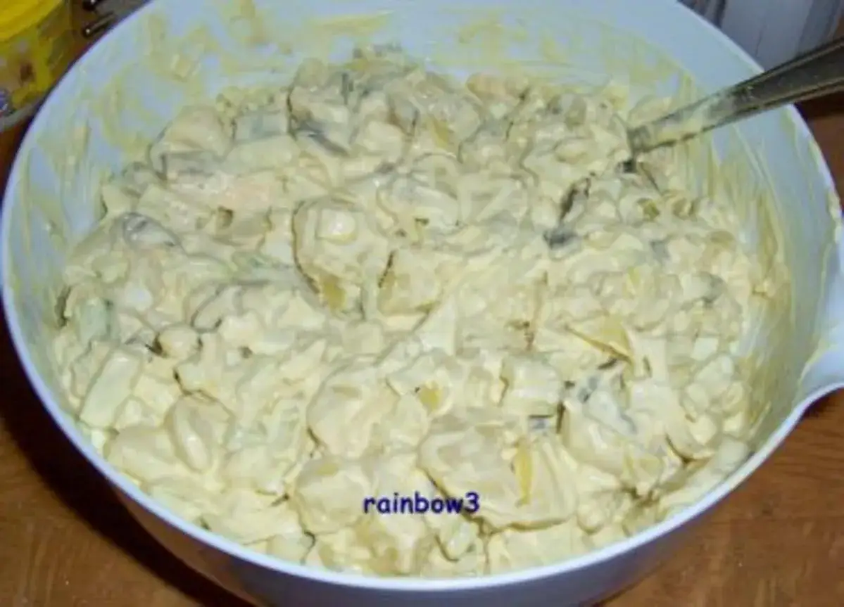 Cremiger Kartoffelsalat mit Gurken, perfekt für jedes Grillfest.