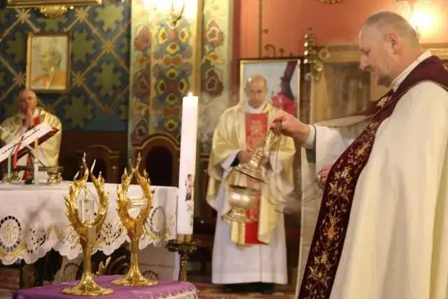 Zdjęcie Sanktuarium Bielany: Historia, Cudowny Obraz i Religijne Tradycje