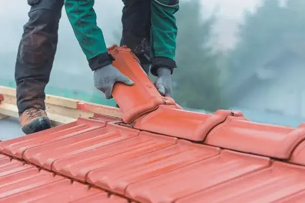 Zdjęcie Kto kładzie dachówki? Poznaj zawód dekarza i jego umiejętności