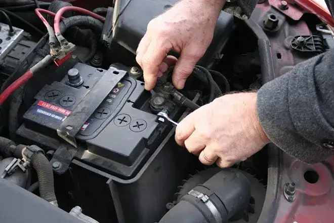 Zdjęcie Słaby akumulator objawy diesel - jak rozpoznać problemy z silnikiem?