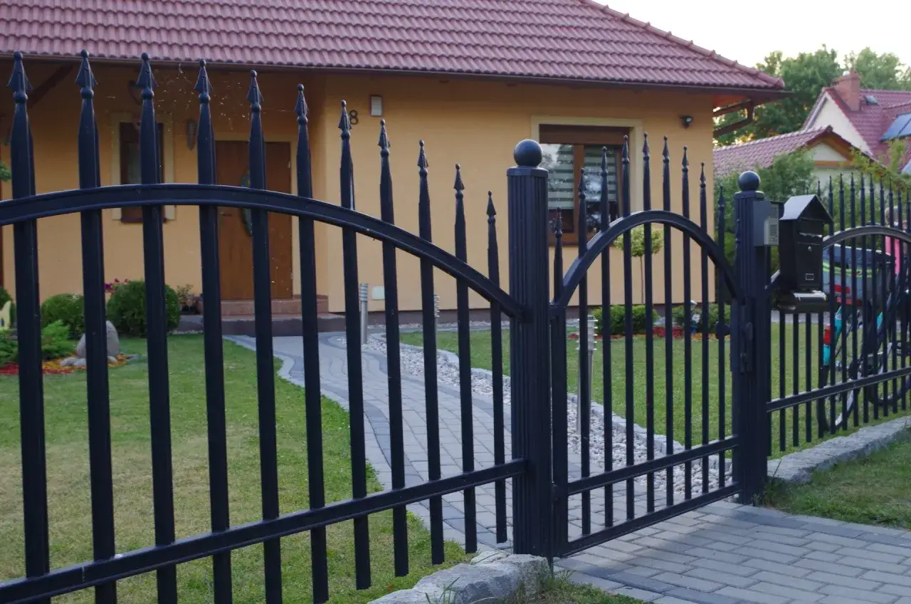 Zdjęcie Ogrodzenie - kiedy zgłaszać? Przepisy i wyjątki wyjaśnione