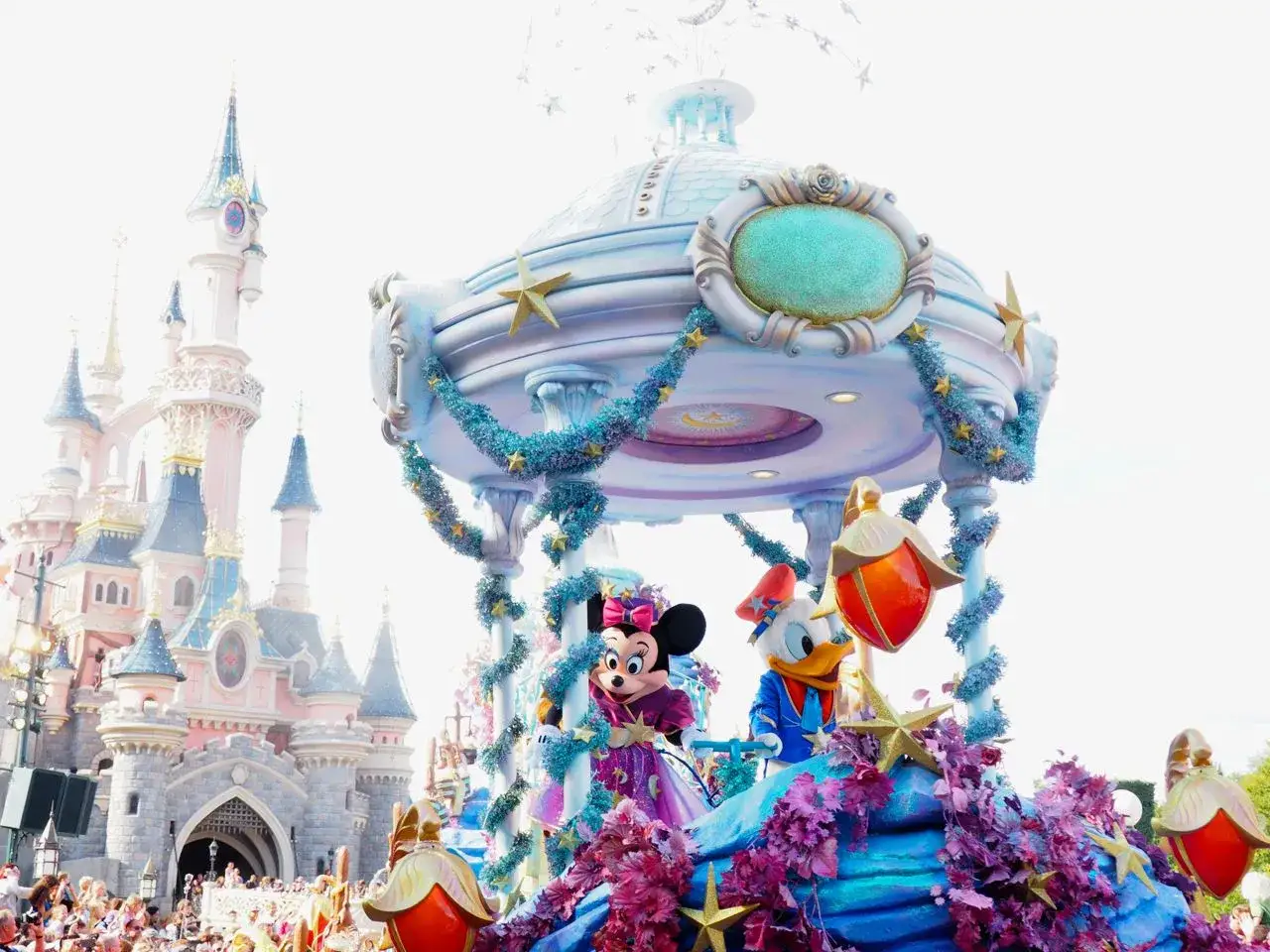 Myszka Miki i Kaczor Donald na paradzie w Disneylandzie. Wspaniała przygoda czeka po zakupie biletów Disneyland.