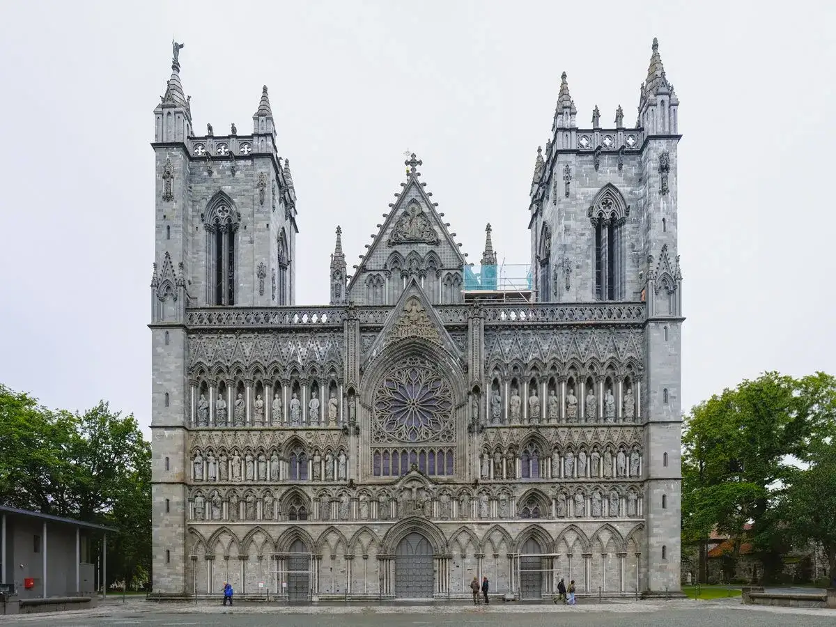 Imponente fachada de la Catedral de Nidaros, lugar de descanso final de Olaf el Santo.