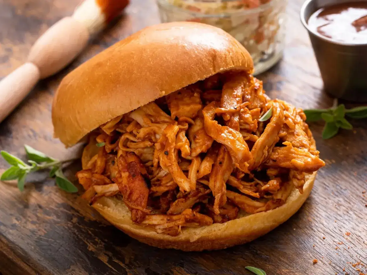Pyszny burger z szarpanym mięsem z rosołu w sosie BBQ. Idealny pomysł, co zrobić z mięsa z rosołu, gdy zostanie go więcej.
