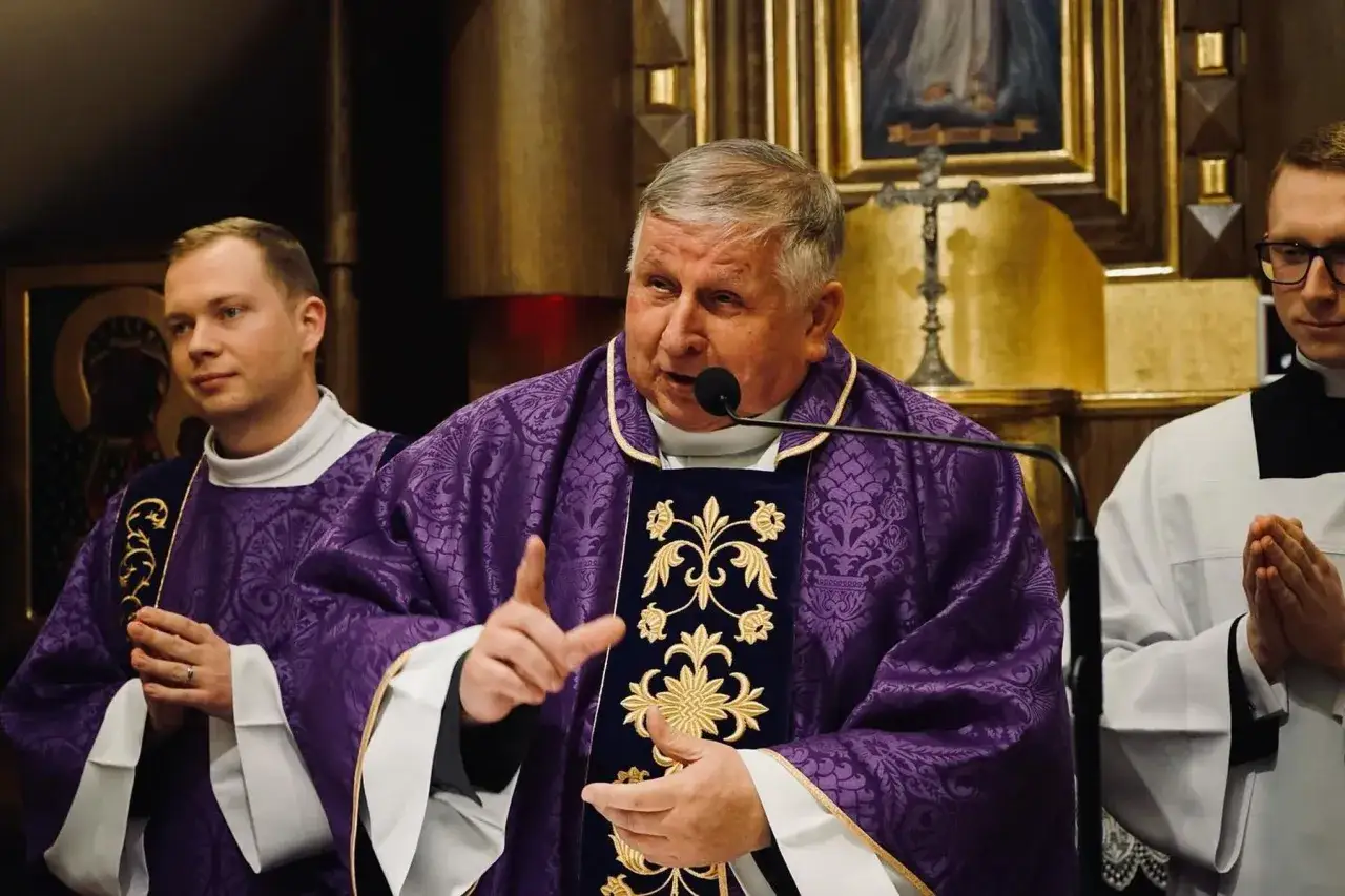 Ksiądz w fioletowej szacie mówi o tym, czy osoba rozwiedziona w nowym związku może uczestniczyć w życiu parafii. Obok klerycy.
