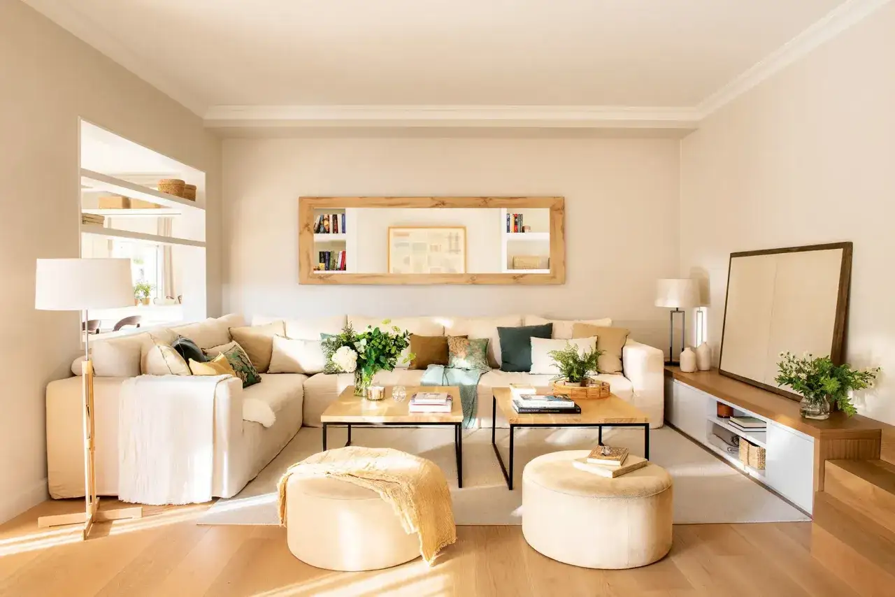 Un sofá blanco es el color de sofá para paredes blancas, creando un ambiente luminoso y sereno.