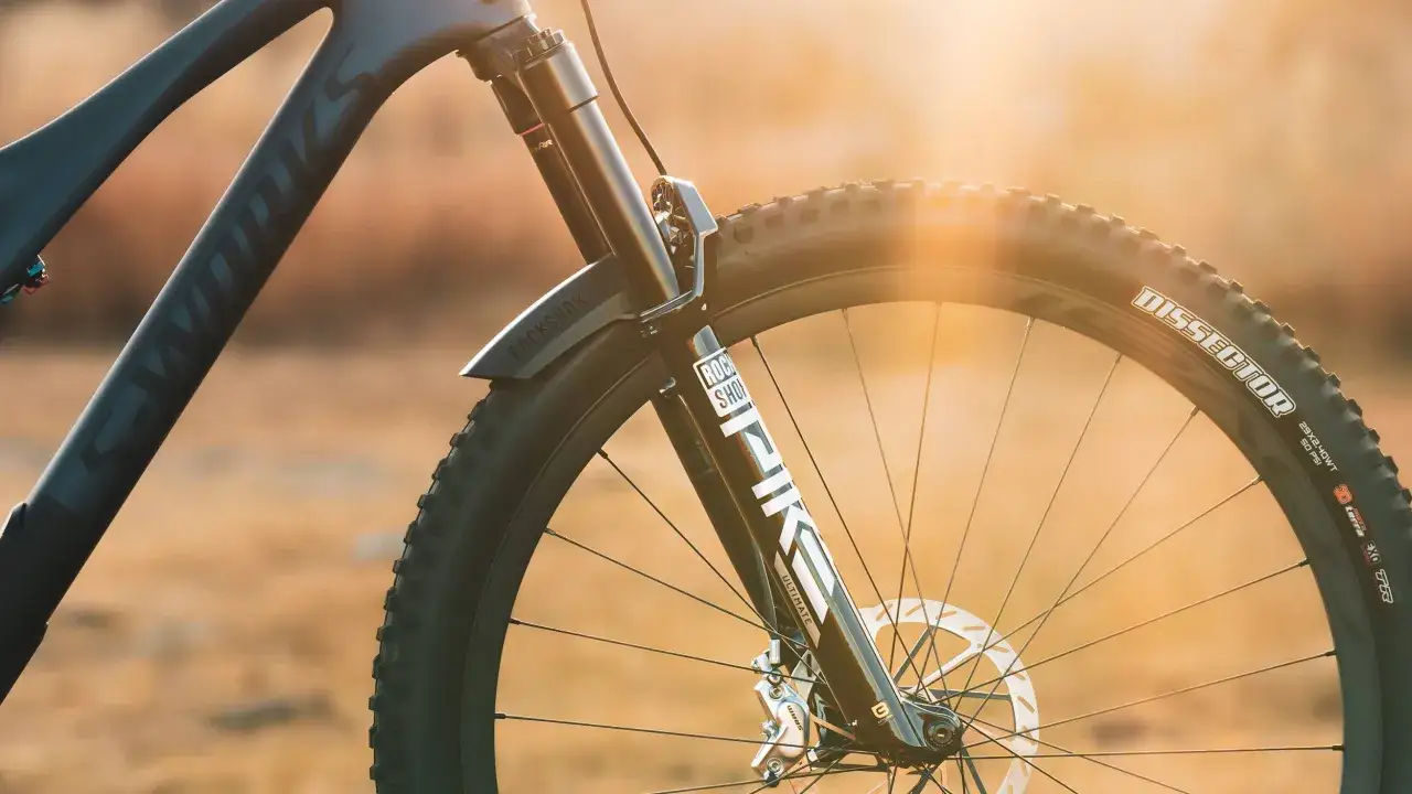 Czarne koło roweru z oponą Dissector i amortyzatorem RockShox Pike Ultimate.