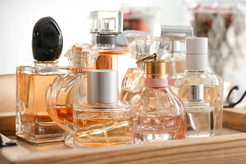 Flakony perfum EDP i EDT obok siebie