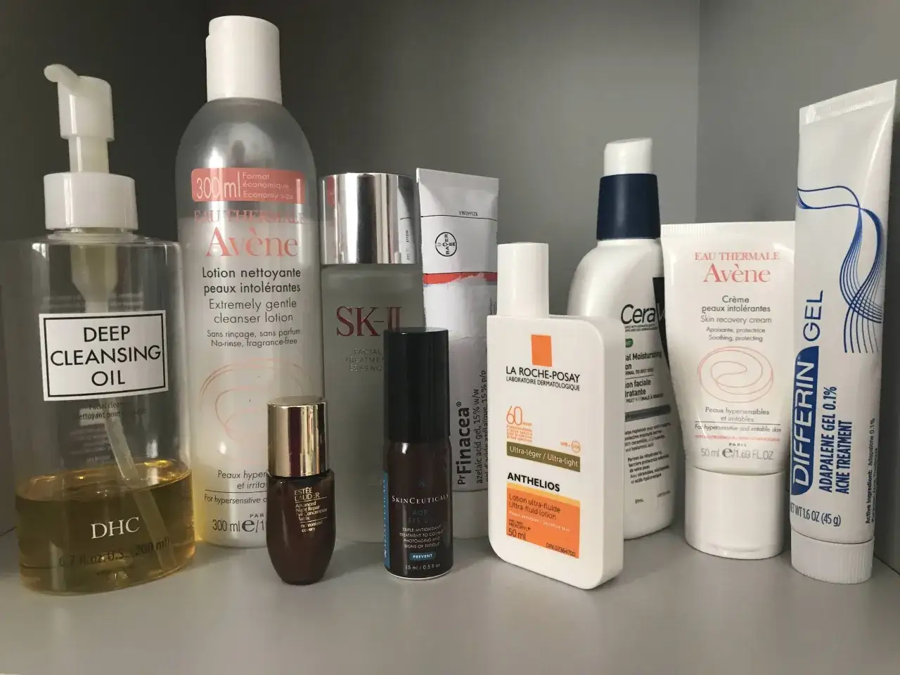 Hautpflegeprodukte gegen Mundrose: Reinigung&ouml;l, Avene Lotion, SK-II Essence, La Roche-Posay Sonnenfluid, Differin Gel.