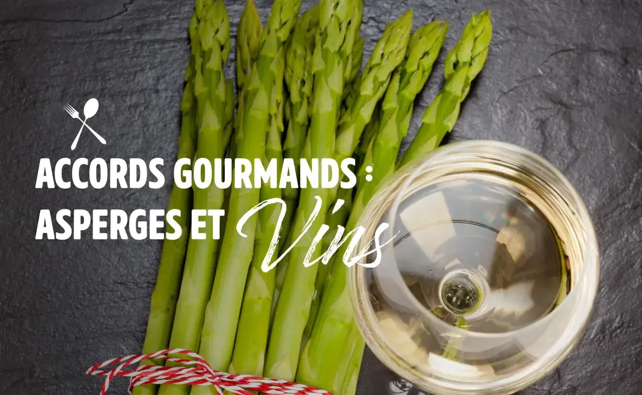 Un bouquet d'asperges vertes fraîches, liées par une ficelle rouge et blanche, à côté d'un verre de vin blanc. Découvrez avec quoi associer les asperges pour des accords gourmands.