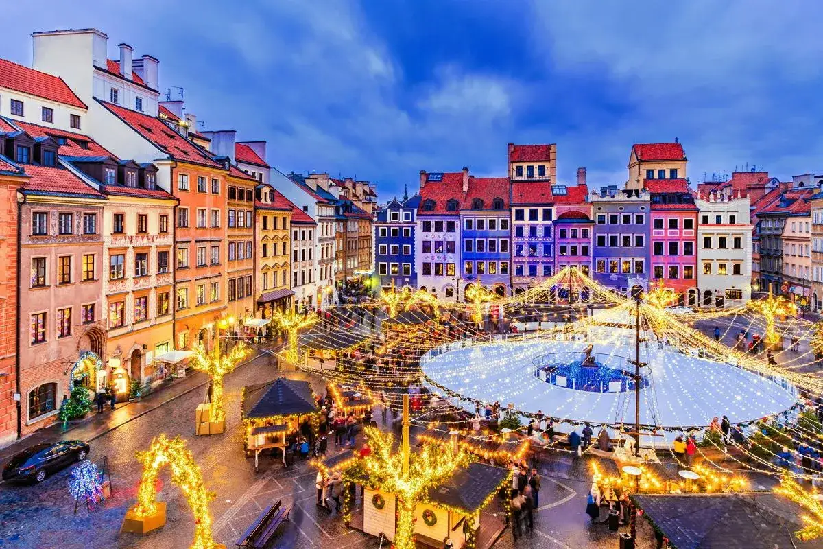 Magiczny jarmark świąteczny Warszawa na Rynku Starego Miasta. Lodowisko, iluminacje i kolorowe kamienice tworzą niepowtarzalny klimat.