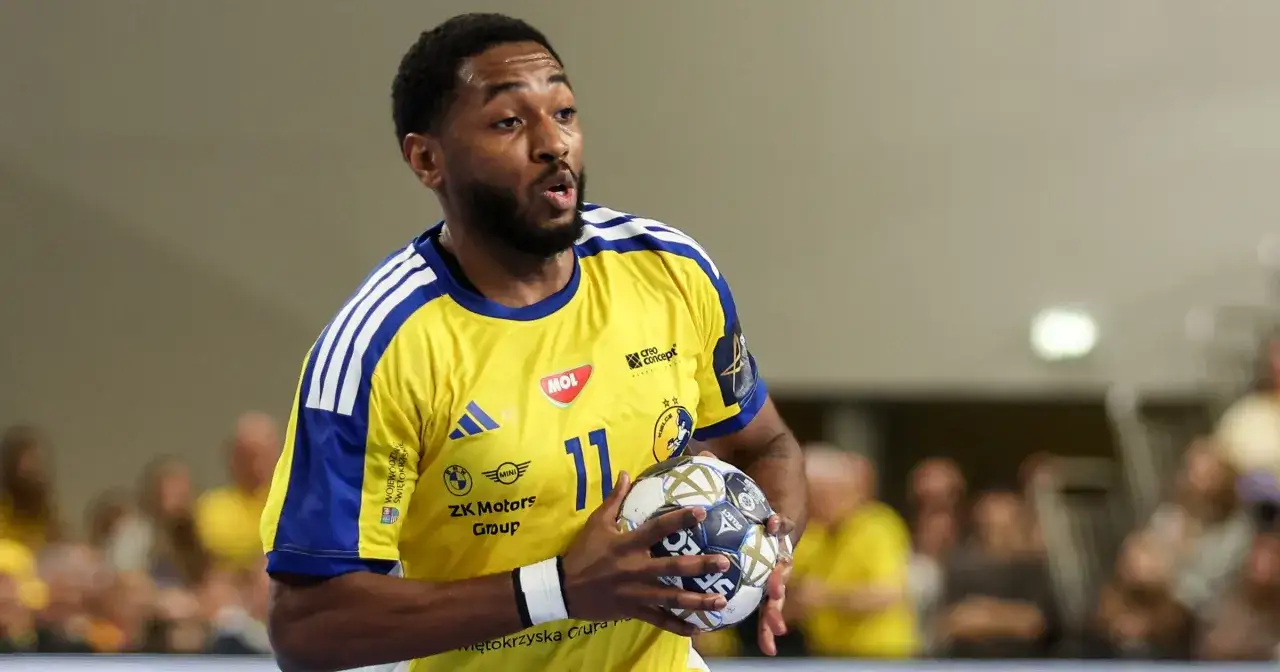 Piłkarz Vive Kielce z piłką, gotowy do gry w Lidze Mistrzów. Sprawdźcie nasz terminarz!