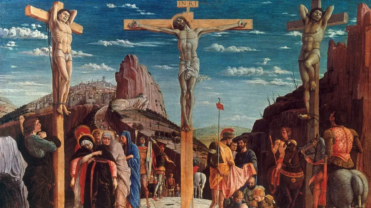 Jesus gekreuzigt am zentralen Kreuz, flankiert von zwei Schächern. Eine Gruppe von Frauen und Soldaten versammelt sich am Fuße der Kreuze.