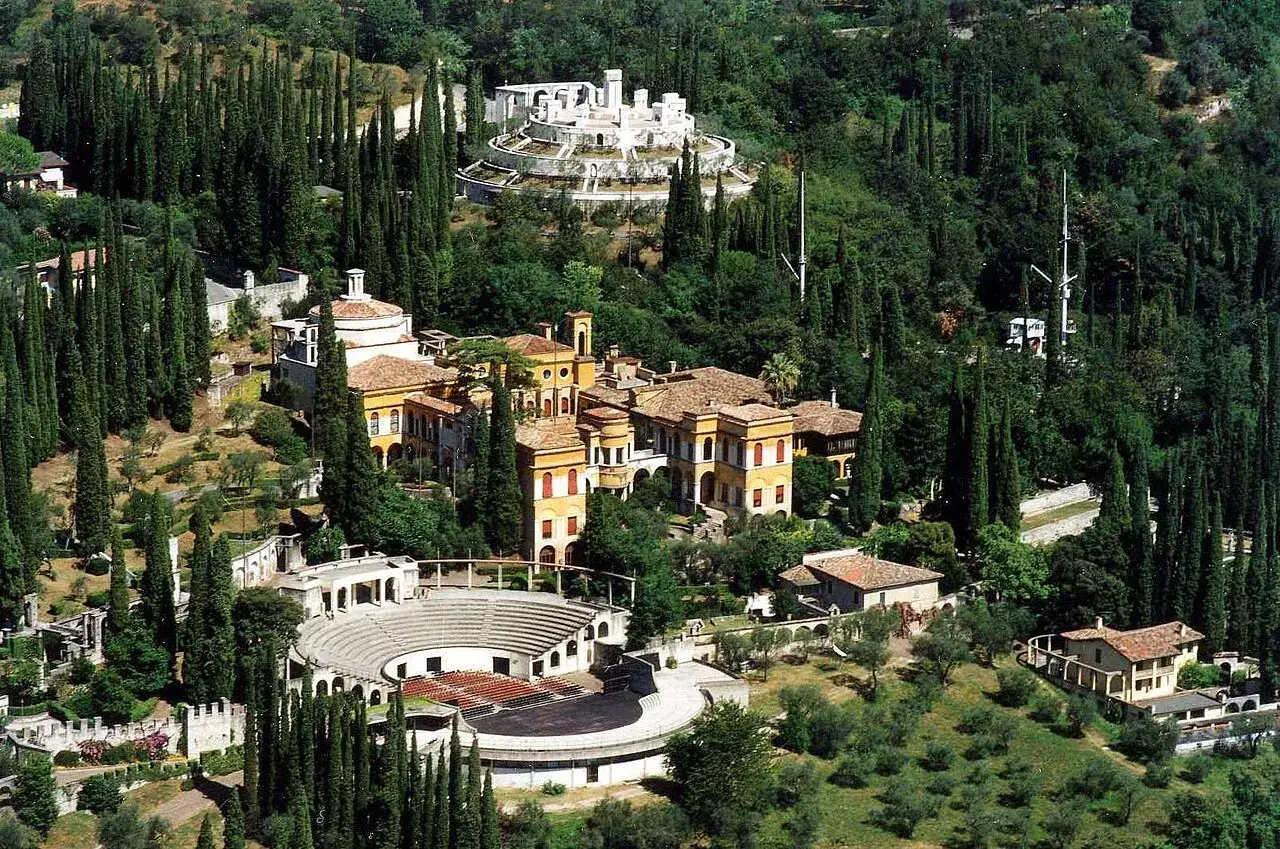 Gardone Riviera cosa vedere: il Vittoriale degli Italiani, un complesso monumentale con teatro all'aperto, ville e giardini immersi nel verde.
