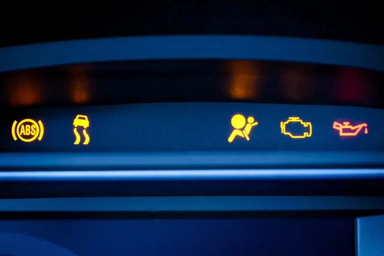Warnleuchten im Auto: ABS, ESP off, Airbag, Motor und Öl. Ein Blick auf das Armaturenbrett.