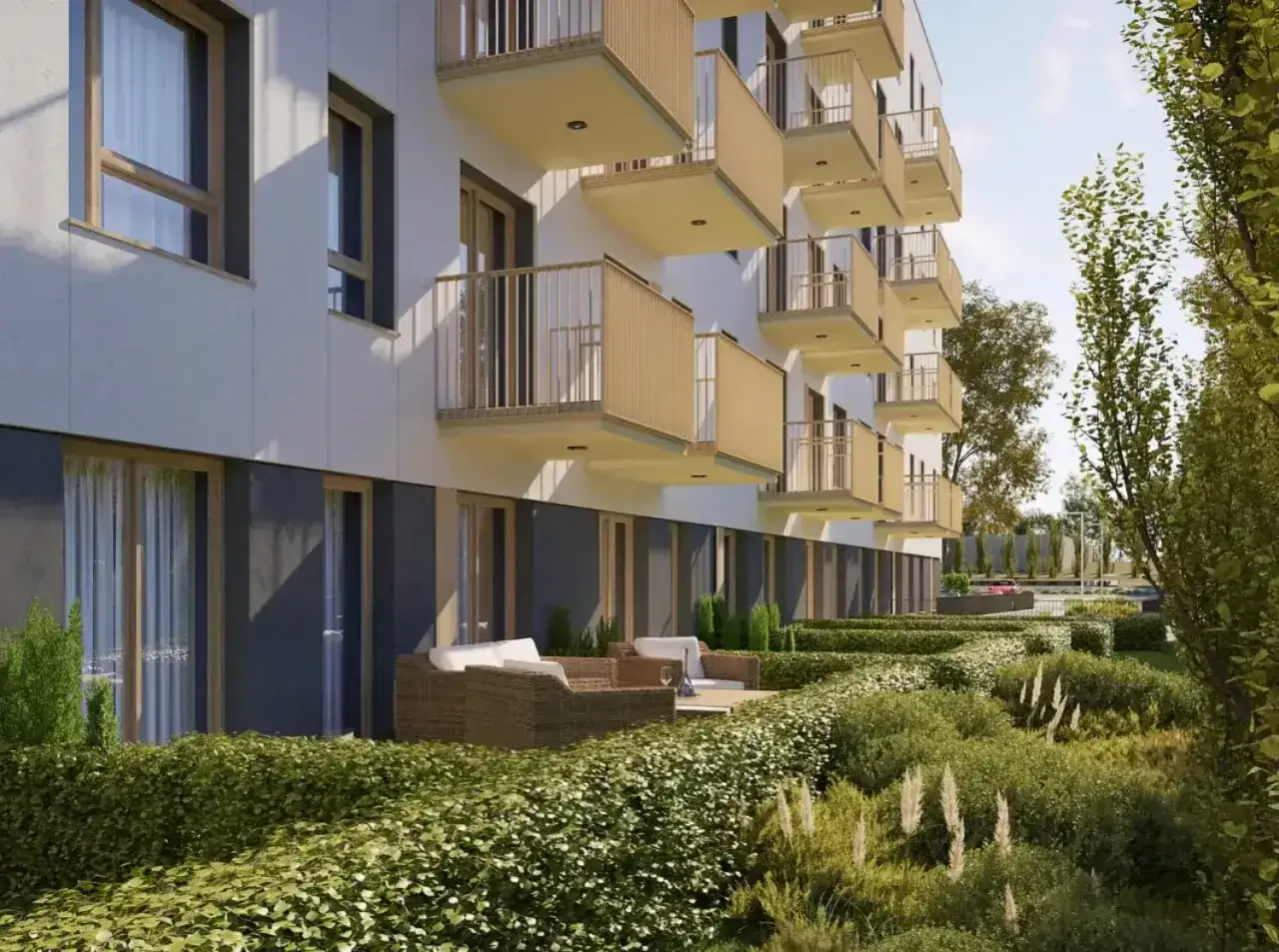 Nowoczesna loggia i balkon z widokiem na bujną zieleń. Meble wypoczynkowe na tarasie zapraszają do relaksu.