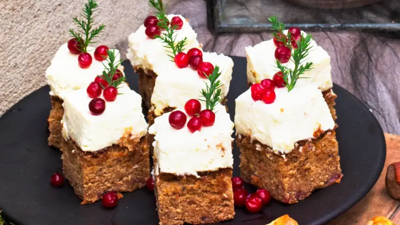 Mjuk pepparkaka med frosting, toppad med lingon och en kvist gran. En h&auml;rlig julig dessert.