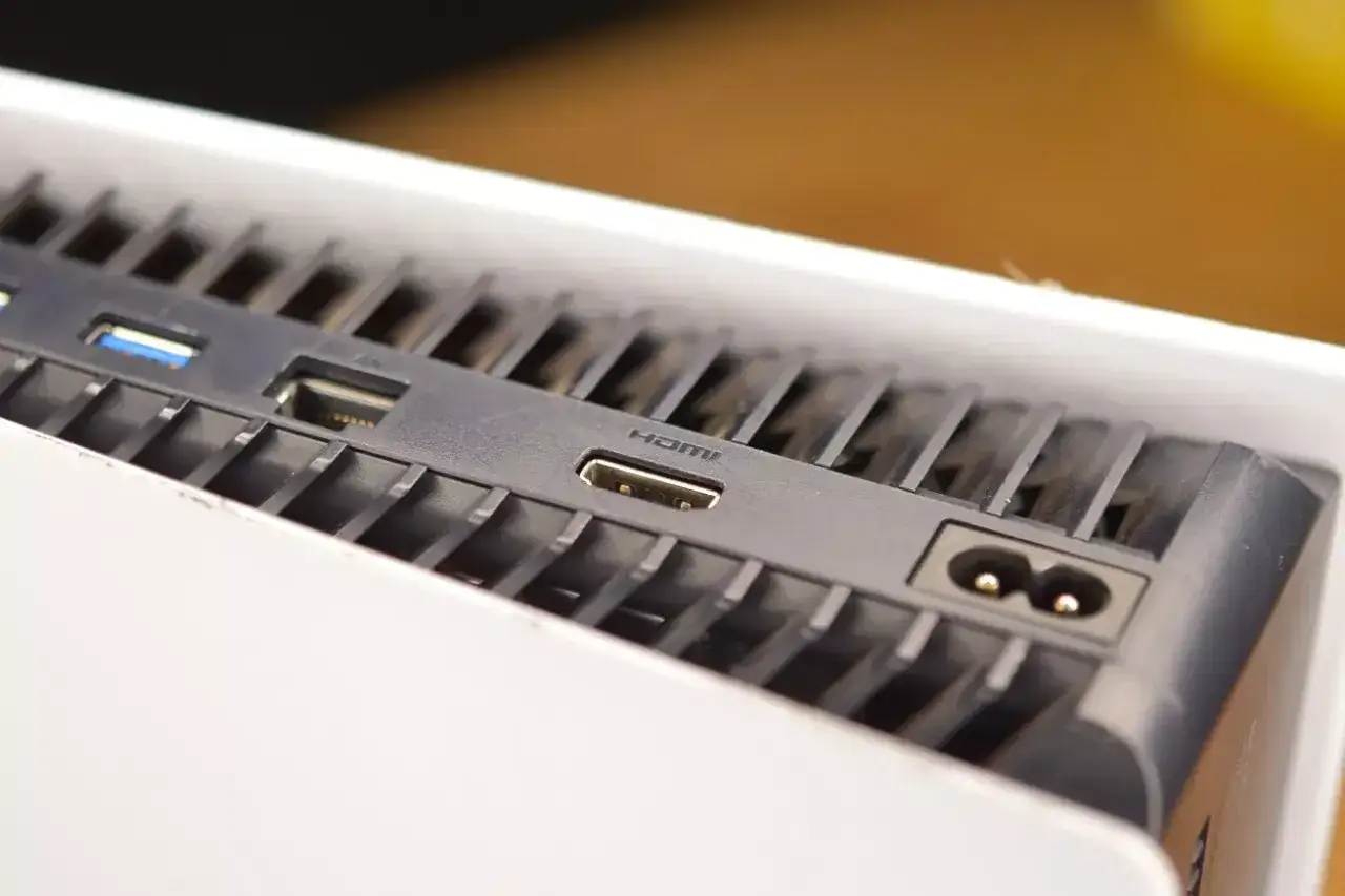 Złącze HDMI w PS5, potencjalna przyczyna problemu z obrazem. Widać też port LAN i USB.