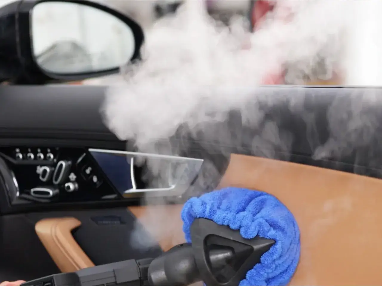 Dampfreiniger reinigt Autositze und Türverkleidung. Dampf löst Schmutz und frischt das Leder auf.