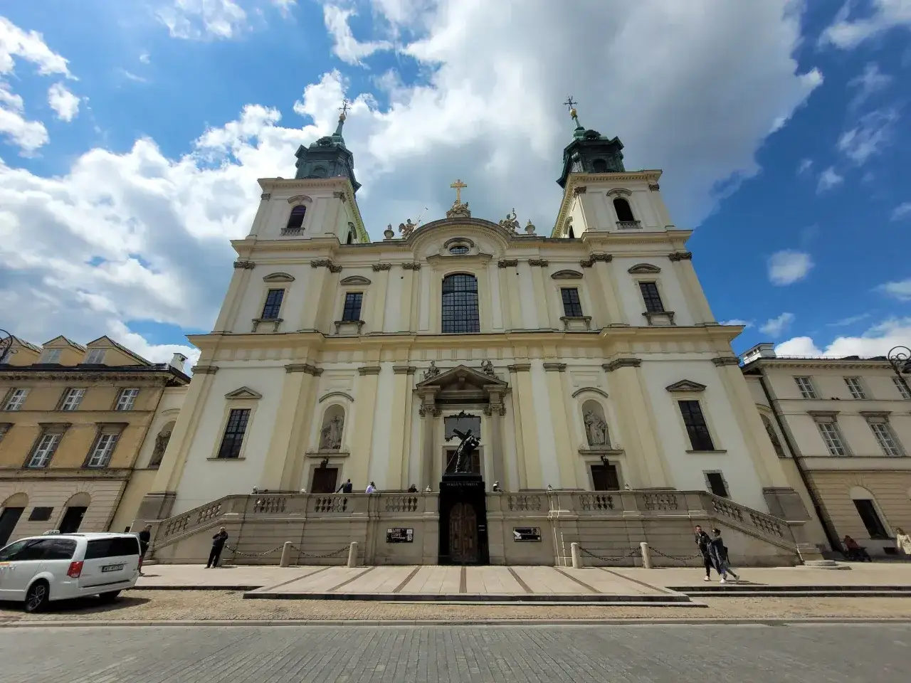 Warszawska Archikatedra Świętego Jana Chrzciciela, gdzie spoczywa serce Chopina, pod błękitnym niebem.