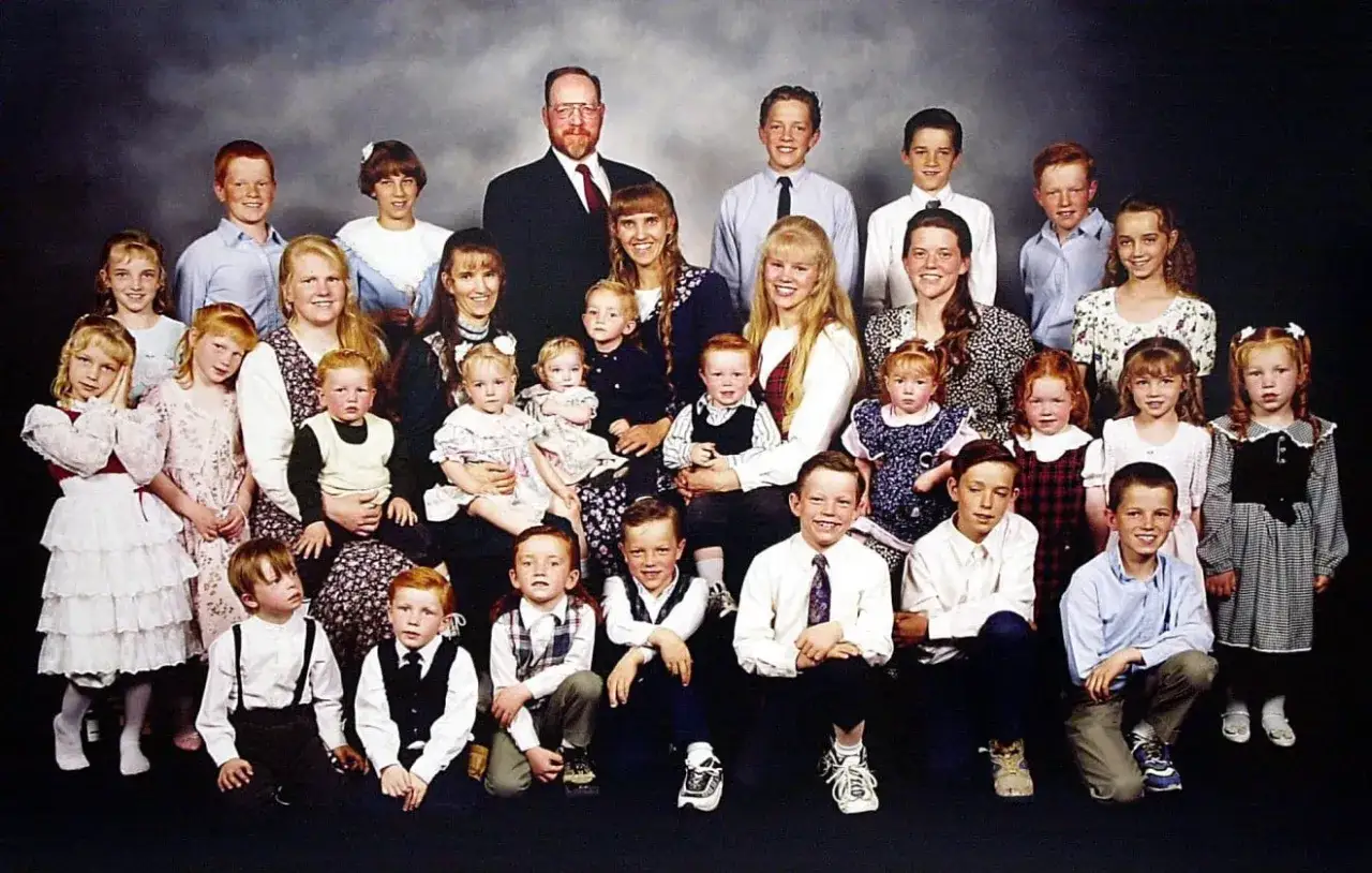 Stor familj med m&aring;nga barn, en pappa och flera mammor. Kanske en bild som illustrerar mormoner och m&aring;nggifte.