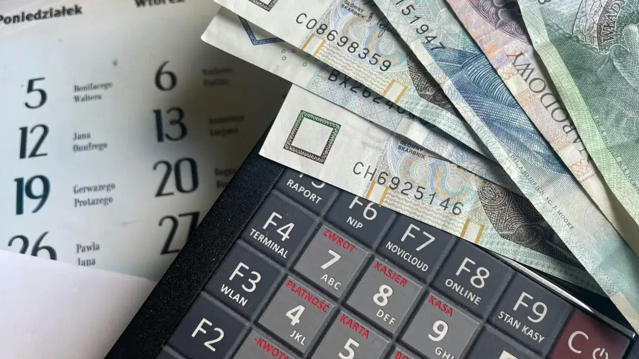 Kalendarz i banknoty. Kiedy będzie wypłacana trzynastka? Czekamy na dodatkowe środki.